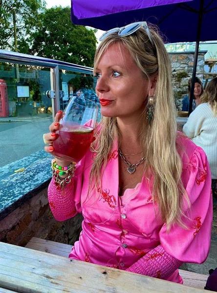 Grote foto vrouw van 46 zoekt charmante man contacten en berichten vrouw zoekt man