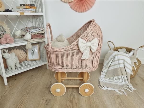 Grote foto hoge poppenwagen roze met glitter en dekens roze glitter met deken en pompons kinderen en baby poppen