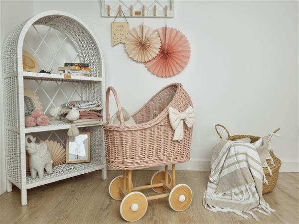 Grote foto hoge poppenwagen roze met glitter en dekens roze glitter met deken en pompons kinderen en baby poppen