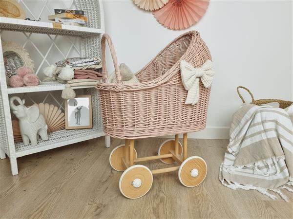 Grote foto hoge poppenwagen roze met glitter en dekens roze glitter met deken en pompons kinderen en baby poppen