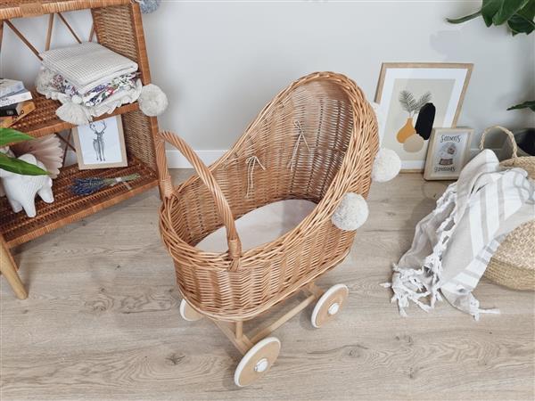 Grote foto hoge poppenwagen met pompons naturel naturel met pompons kinderen en baby poppen