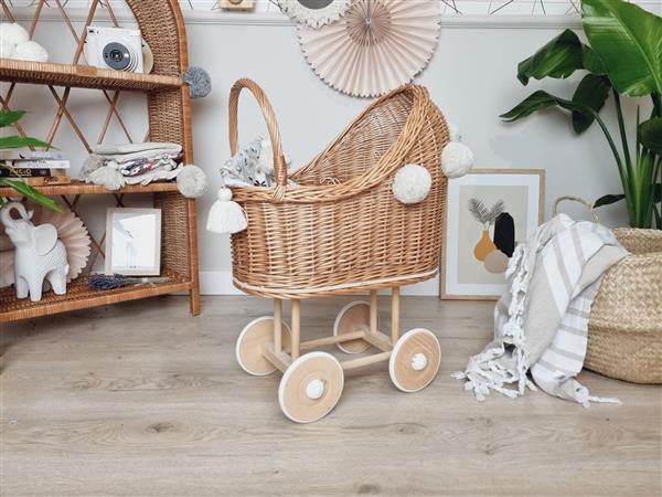 Grote foto hoge poppenwagen naturel met dekens en pompons naturel met dekens pompons kinderen en baby poppen