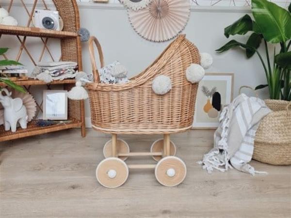 Grote foto hoge poppenwagen naturel met dekens en pompons naturel met dekens pompons kinderen en baby poppen