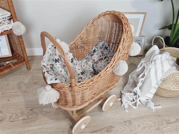 Grote foto hoge poppenwagen naturel met dekens en pompons naturel met dekens pompons kinderen en baby poppen