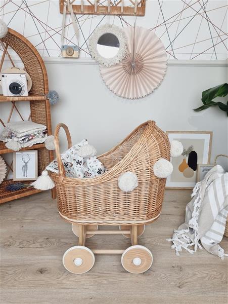 Grote foto hoge poppenwagen naturel met dekens en pompons naturel met dekens pompons kinderen en baby poppen