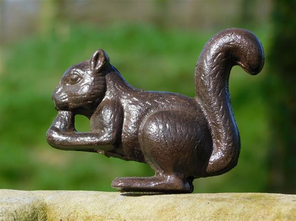 Grote foto beeldje eekhoorn bruin gietijzer tuin en terras tuindecoratie