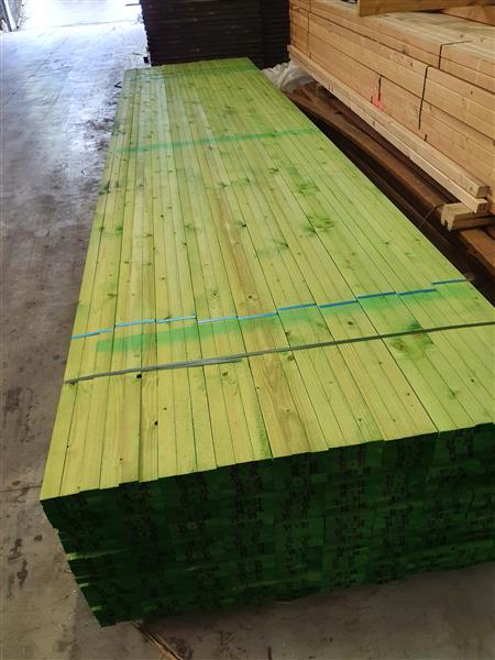 Grote foto vuren balken gezaagd vuren balkhout doe het zelf en verbouw hout en planken