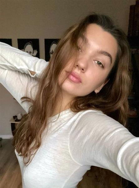 Grote foto zoek jij een gezellige meid van 25 contacten en berichten vrouw zoekt man