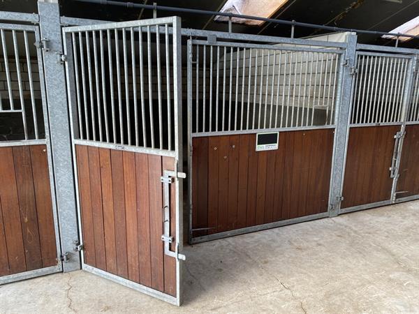 Grote foto corton paardenboxen open draaibaar 8 stuks agrarisch stallen