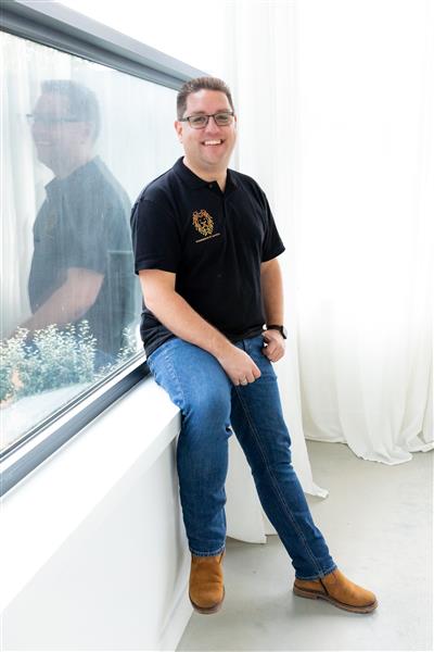 Grote foto uw lokale computer mannetje eerlijk en geduldig diensten en vakmensen pc en spelcomputers