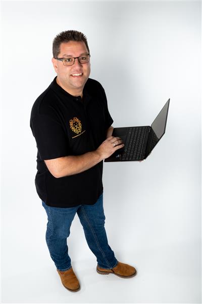 Grote foto uw lokale computer mannetje eerlijk en geduldig diensten en vakmensen pc en spelcomputers