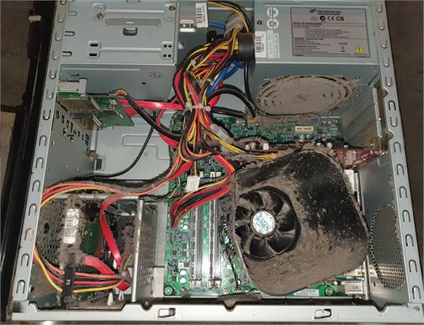 Grote foto uw lokale computer mannetje eerlijk en geduldig diensten en vakmensen pc en spelcomputers