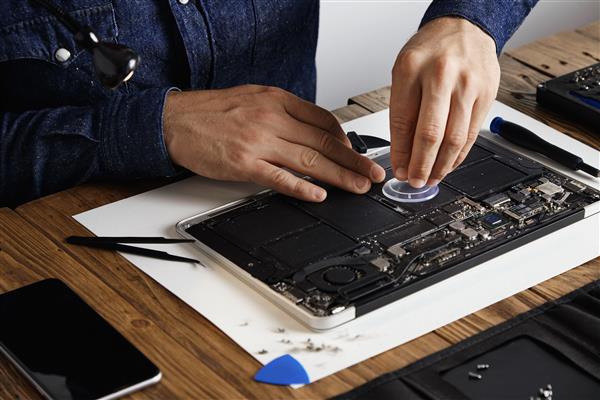 Grote foto uw lokale computer mannetje eerlijk en geduldig diensten en vakmensen pc en spelcomputers
