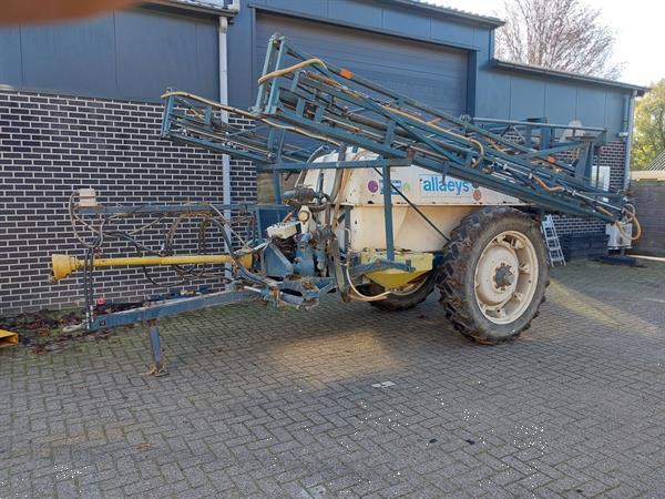 Grote foto allaeys getrokken veldspuit 24 meter 2200 liter agrarisch onkruidbestrijding