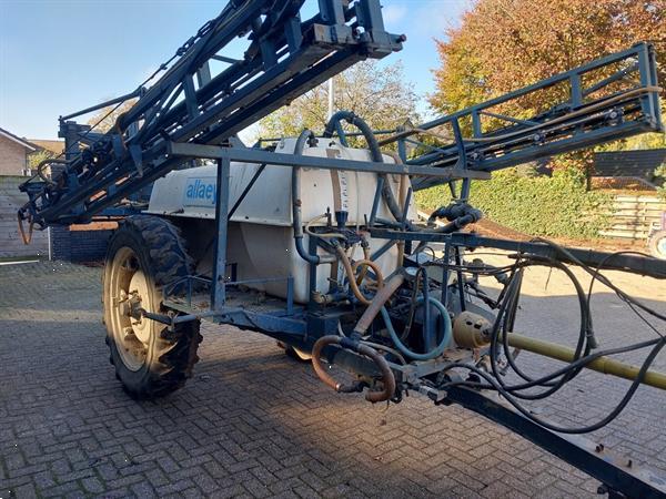 Grote foto allaeys getrokken veldspuit 24 meter 2200 liter agrarisch onkruidbestrijding
