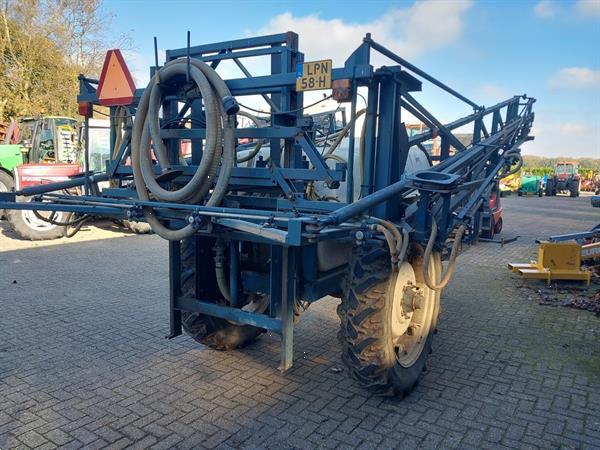 Grote foto allaeys getrokken veldspuit 24 meter 2200 liter agrarisch onkruidbestrijding