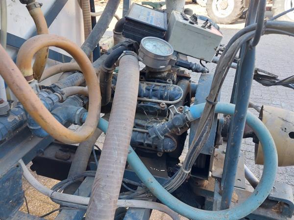 Grote foto allaeys getrokken veldspuit 24 meter 2200 liter agrarisch onkruidbestrijding