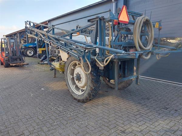 Grote foto allaeys getrokken veldspuit 24 meter 2200 liter agrarisch onkruidbestrijding