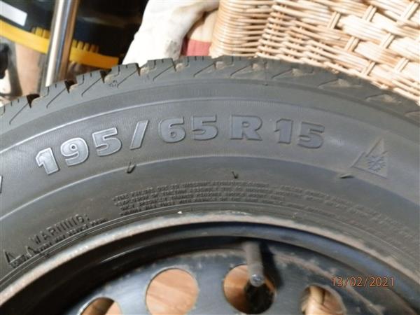Grote foto winterbanden met velg auto onderdelen banden en velgen