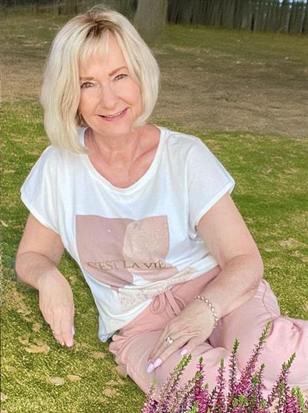 Grote foto dame van 60 zoekt goed gezelschap contacten en berichten vrouw zoekt man