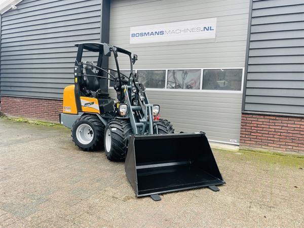 Grote foto giant g1500 minishovel kniklader nieuw hoge mast agrarisch shovels