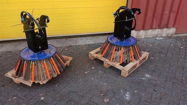 Grote foto hydraulische onkruidborstel cw05 opname minigraver doe het zelf en verbouw aanbouwdelen