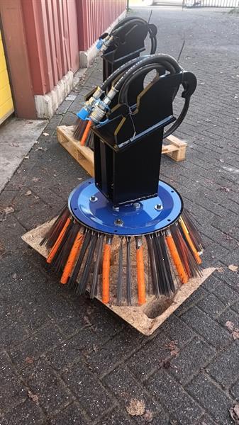 Grote foto hydraulische onkruidborstel cw05 opname minigraver doe het zelf en verbouw aanbouwdelen