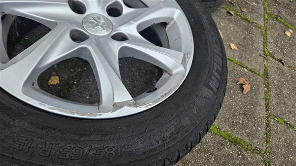 Grote foto peugeot 208 zomerbanden op lichtmetalen velgen auto onderdelen banden en velgen