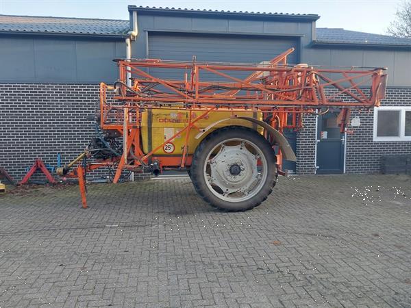 Grote foto douven getrokken veldspuit 27 meter 2000 liter agrarisch onkruidbestrijding