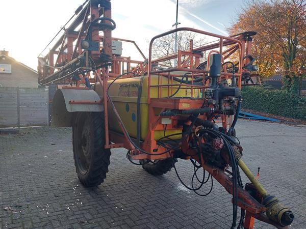 Grote foto douven getrokken veldspuit 27 meter 2000 liter agrarisch onkruidbestrijding
