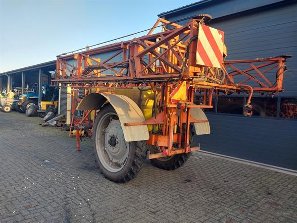 Grote foto douven getrokken veldspuit 27 meter 2000 liter agrarisch onkruidbestrijding