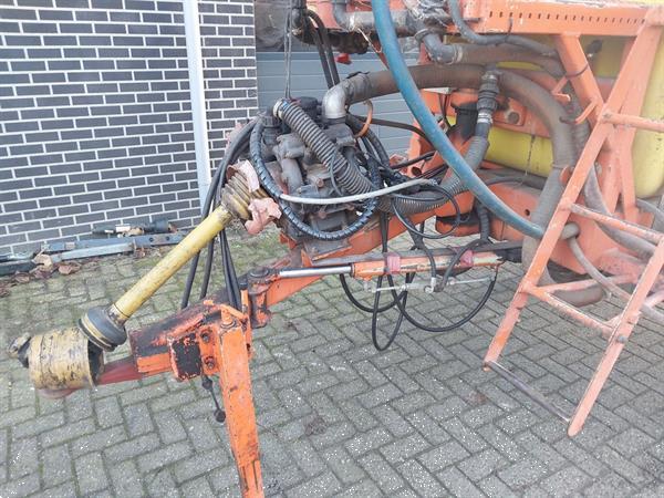 Grote foto douven getrokken veldspuit 27 meter 2000 liter agrarisch onkruidbestrijding