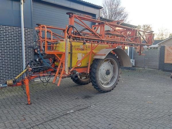 Grote foto douven getrokken veldspuit 27 meter 2000 liter agrarisch onkruidbestrijding