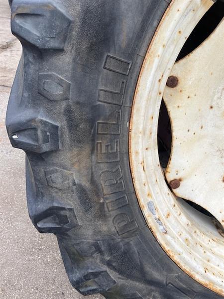 Grote foto trekkerband met velg set 480 70 r38 tm 700 nr.8 agrarisch wielen