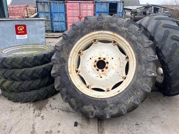 Grote foto trekkerband met velg set 480 70 r38 tm 700 nr.8 agrarisch wielen