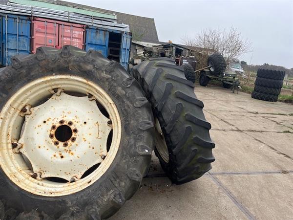 Grote foto trekkerband met velg set 480 70 r38 tm 700 nr.8 agrarisch wielen
