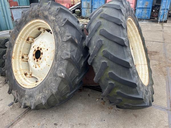 Grote foto trekkerband met velg set 480 70 r38 tm 700 nr.8 agrarisch wielen