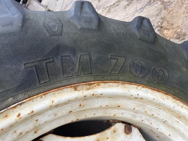 Grote foto trekkerband met velg set 480 70 r38 tm 700 nr.8 agrarisch wielen