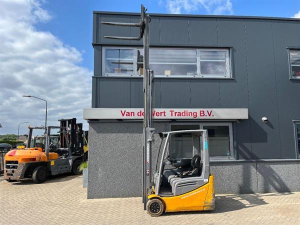 Grote foto jungheinrich heftruck jungheinrich efg216k triplo 470 freelift sideshift keuring 12 2025 agrarisch heftrucks