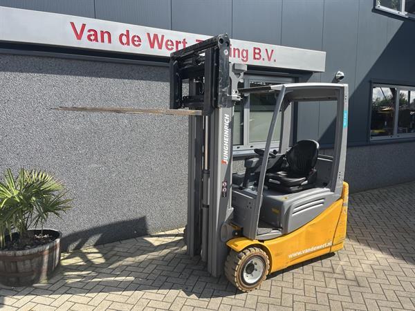 Grote foto heftruck jungheinrich efg218k triplo freelift sideshift vorkversteller 2016 agrarisch heftrucks