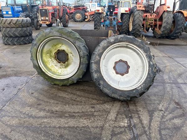 Grote foto trekkerband met velg set 230 95 r32 nr.16 agrarisch wielen