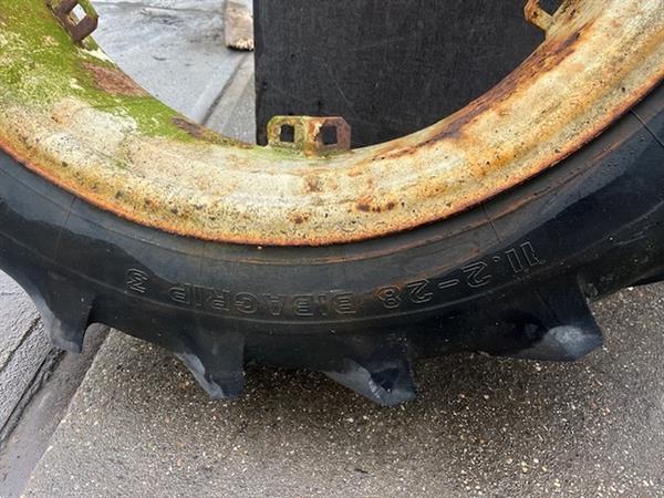 Grote foto trekkerband met velg set 11.2 r28 nr.15 agrarisch wielen