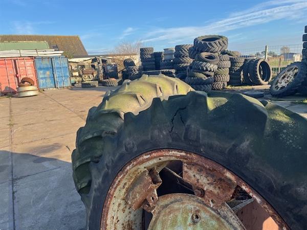 Grote foto trekkerband met velg set 16.6 r38 nr.23 agrarisch wielen