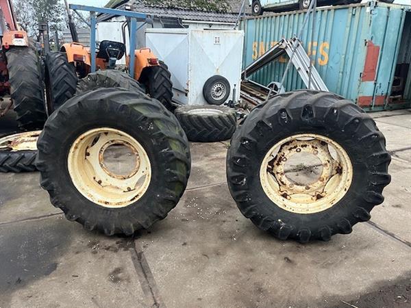 Grote foto trekkerband met velg set 480.65 r24 tm 800 nr.33 agrarisch wielen