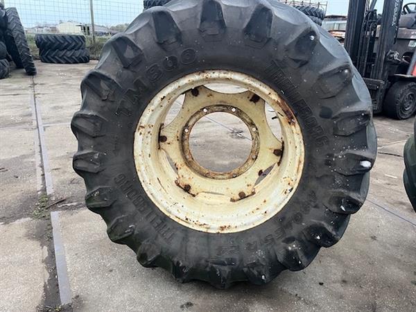 Grote foto trekkerband met velg set 480.65 r24 tm 800 nr.33 agrarisch wielen