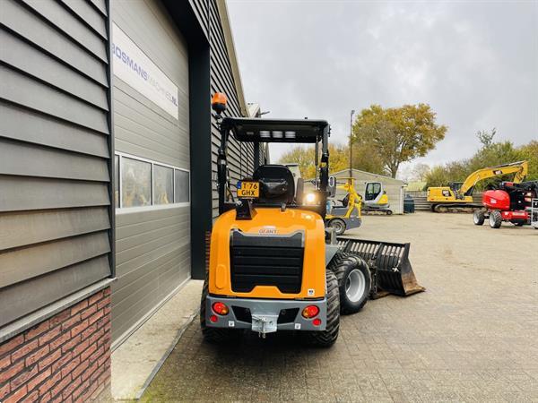 Grote foto giant g2700 hd x tra minishovel kniklader bj 2024 260 uur agrarisch shovels