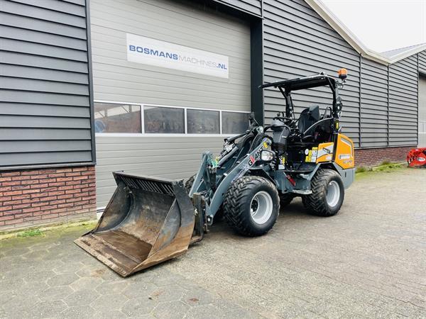 Grote foto giant g2700 hd x tra minishovel kniklader bj 2024 260 uur agrarisch shovels