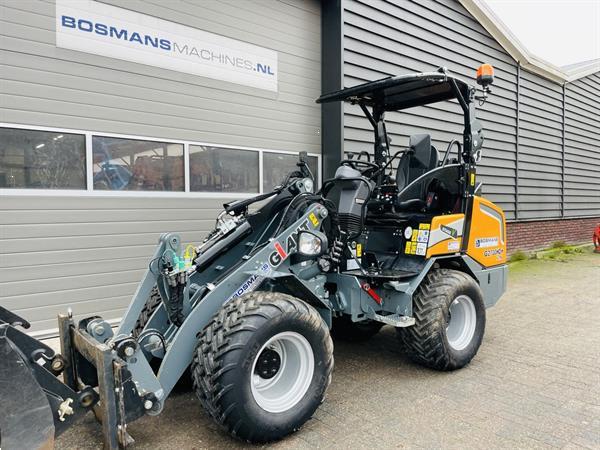 Grote foto giant g2700 hd x tra minishovel kniklader bj 2024 260 uur agrarisch shovels