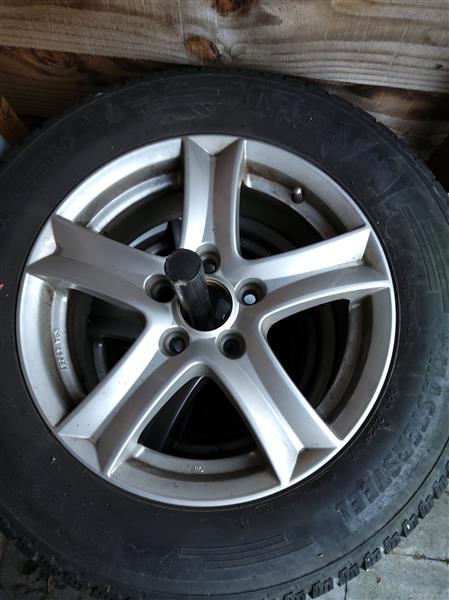 Grote foto set winterbanden op aluminium velgen auto onderdelen banden en velgen