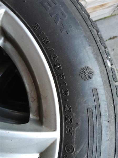 Grote foto set winterbanden op aluminium velgen auto onderdelen banden en velgen